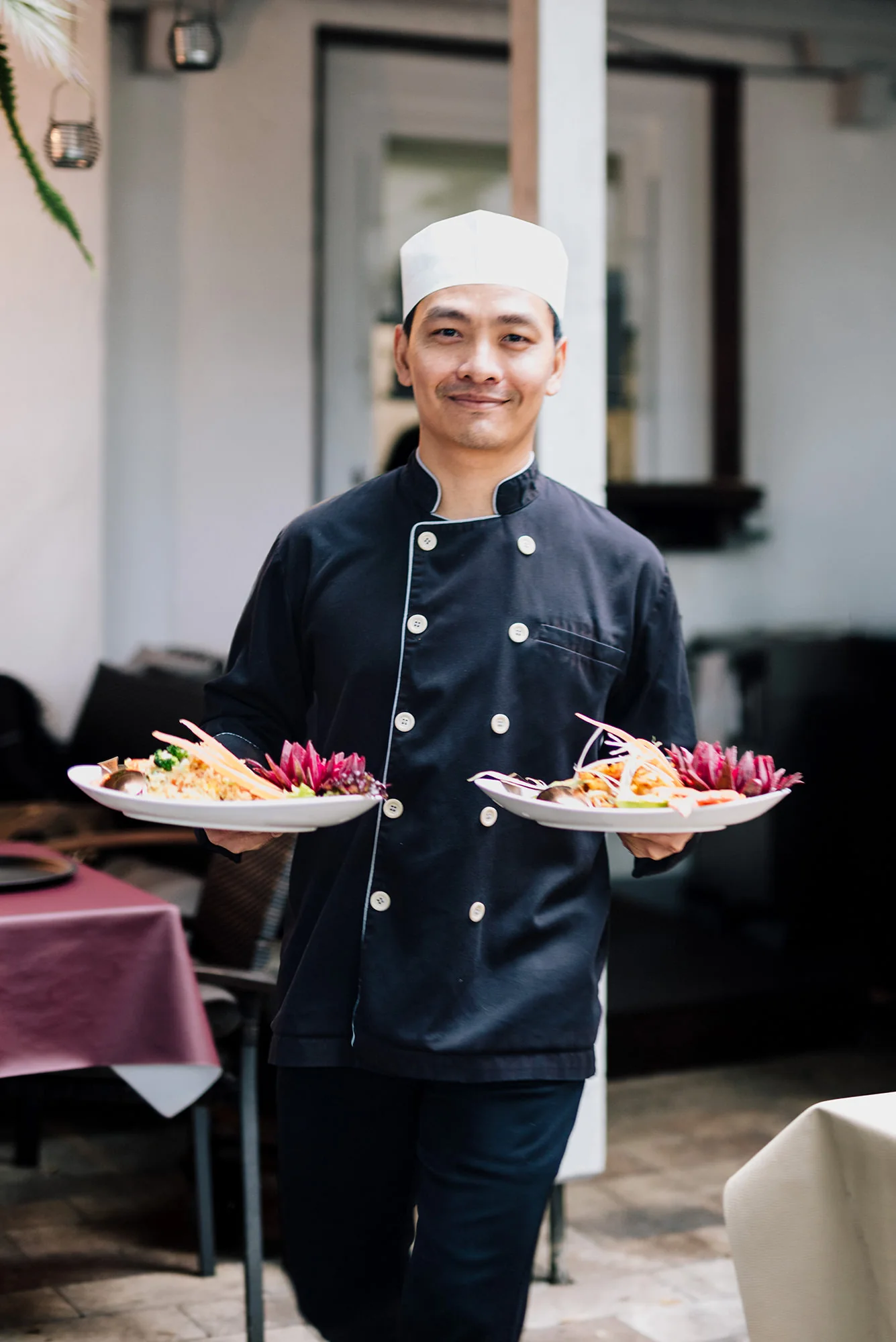 Unser Koch präsentiert frisch zubereitete Thai-Gerichte