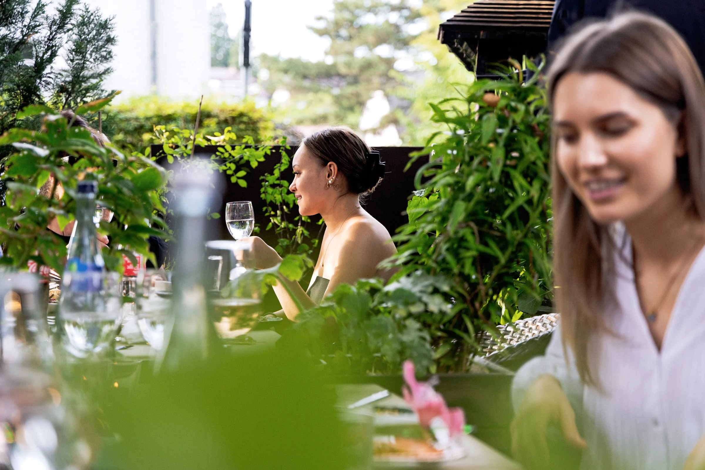 Gäste genießen die grüne Terrasse
