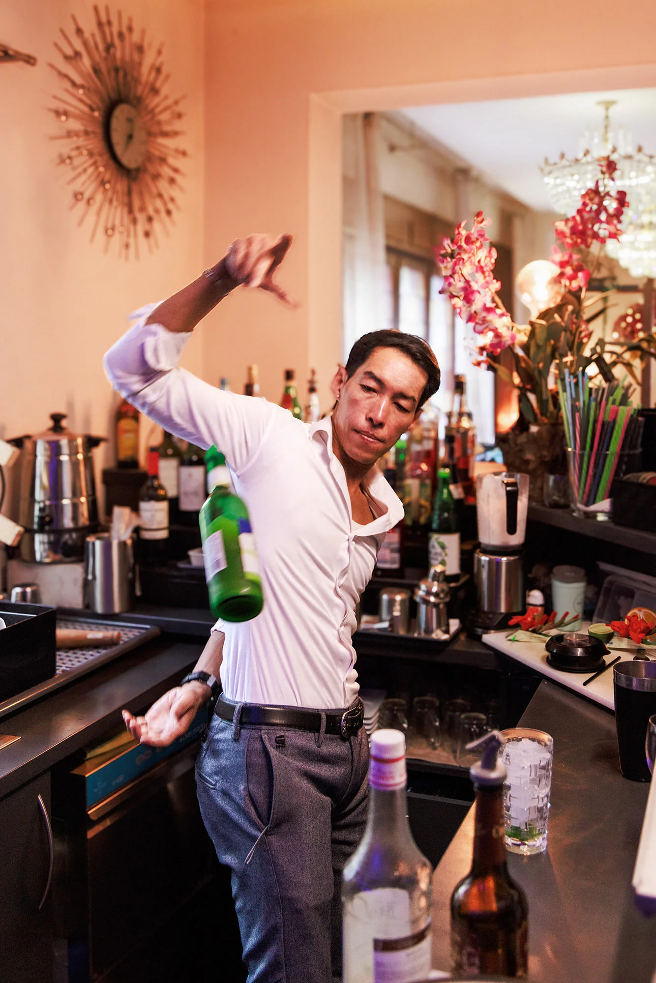 Barkeeper bei der Zubereitung der Drinks